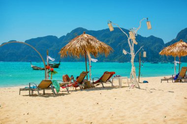 Phi Phi, Tayland-09 Şubat 2015: İnsanlar rahatlamak kumsalda Phi Phi Islandsin Şubat 2015. Tatil sezonu rağmen orada değil hala sahilde çok kalabalık yerleri