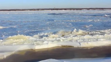 Ortalama Volga, donma noktasının üzerinde gecikme bazen güçlü akım yüzünden. Zaten kış
