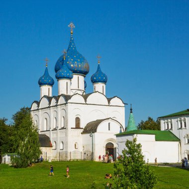 Suzdal, Rusya - 25 Ağustos 2018: Bakire Nativity Katedrali, Suzdal Kremlin Ortodoks Kilisesi yer. Turistler Suzdal eski Rus mimarisinin en ilginç anıt birini ziyaret edin