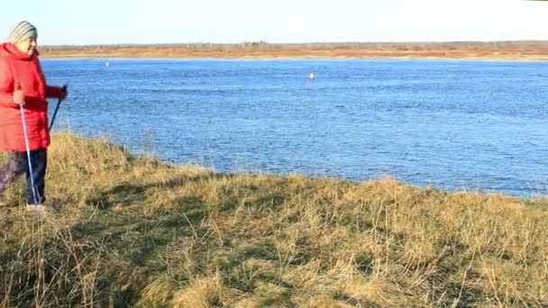 Femme Âgée Sur Rive Rivière Marche Nordique — Video