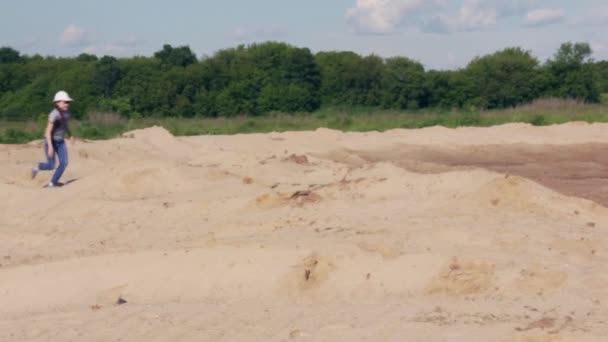 女孩在一片空地上沿着沙地奔跑 — 图库视频影像
