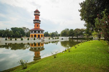 Uzun boylu güzel kule Bang Pa-In sarayında. Ayutthaya. Tayland