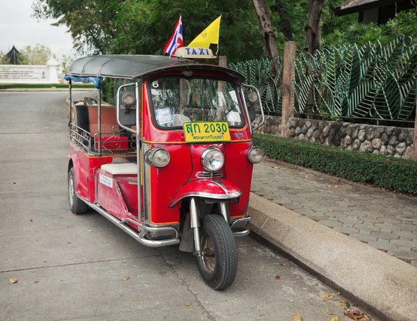 泰国曼谷 2013年11月24日 曼谷市中心的 Tuktuk 传统出租车 图克图克在居民城市和游客中很受欢迎 — 图库照片