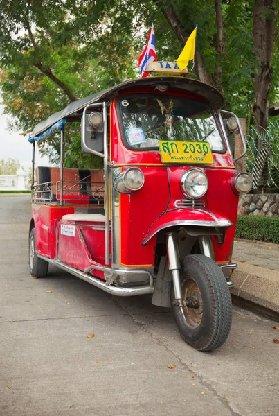 泰国曼谷 2013年11月24日 曼谷市中心的 Tuktuk 传统出租车 图克图克在游客和居民城市中很受欢迎 — 图库照片
