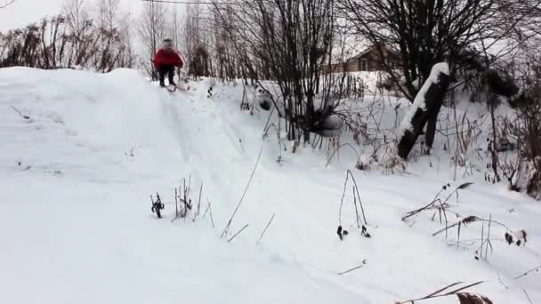 Κορίτσι Κόκκινο Σακάκι Σκι Κάτω Από Λόφο Και Πέφτει Στο — Αρχείο Βίντεο
