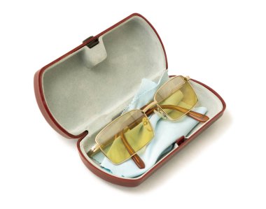 Parlama sarı bardak beyaz arka plan üzerinde plastik bir durumda sürücü