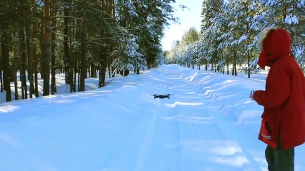 Ung Man Och Styra Flygande Drönare Vinter Skogen Ovanför Vägen — Stockvideo