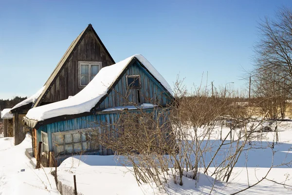 Crooked houten huis in een verlaten tuin — Stockfoto