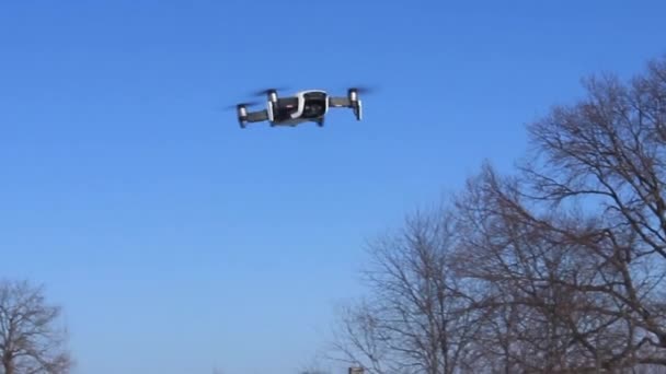 Quadcopter Desciende Desde Una Altura Cuelga Sobre Una Deriva Nieve — Vídeo de stock