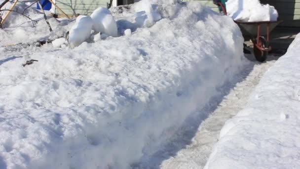 Der Mann Befreit Ende Des Winters Sein Landhaus Vom Schnee — Stockvideo