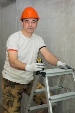 Elektrikçi bir araç ve bir merdiven ile