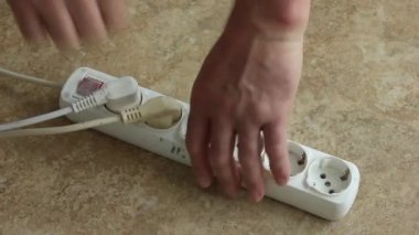 İşçi kesmek uzatma kablosu iki elektrik fişi üzerinde 