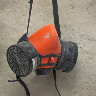 Duvarda asılı gaz maskesi kullanılan