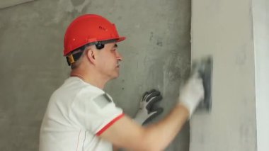 Uzman odadaki duvarı hizaladı. Oturma odasında tamirat var.