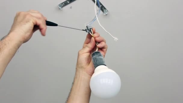 Elektryk Wyłącza Tymczasową Lampę Naprawionym Pomieszczeniu — Wideo stockowe