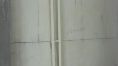 Binanın yenilenmesi. Bir tamircinin elinde Rulet