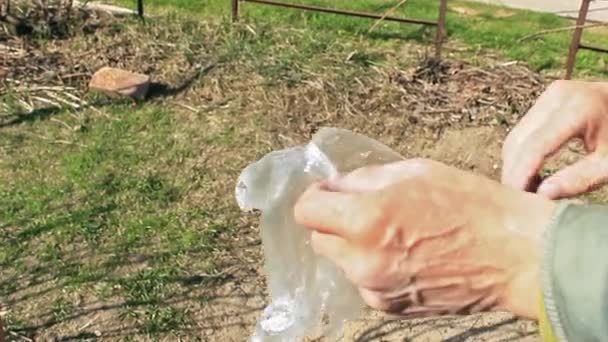 Mann Zieht Sich Vor Der Arbeit Einmalhandschuhe Über Die Hände — Stockvideo