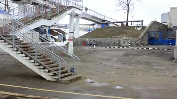 März 2019 Der Zug Fährt Von Einem Kleinen Bahnhof Der — Stockvideo