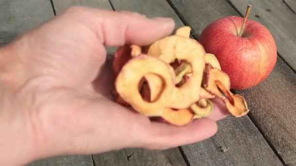 Άνθρωπος Ρίχνει Μια Χούφτα Αποξηραμένα Μήλα Στο Παλιό Τραπέζι — Αρχείο Βίντεο