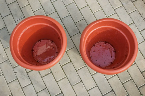 Deux pots de fleurs ornementaux en plastique est nouveau et se tient sur une pierre — Photo