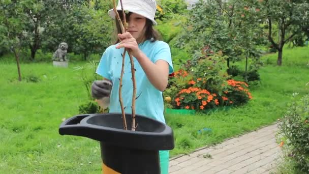Mechanismus Gartenschredder Mädchen Arbeitet Mit Ihm Garten — Stockvideo