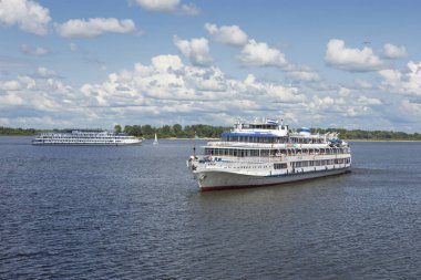 Volga nehri boyunca Cruise Liner yelken