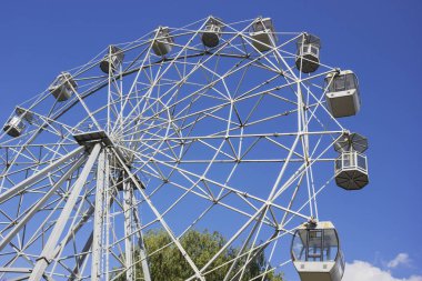 Mavi gökyüzünün arka planında dönme dolap