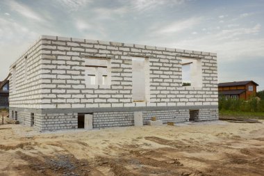 Satın alınan sitede köpük beton bloklardan Ev . Birinci aşama