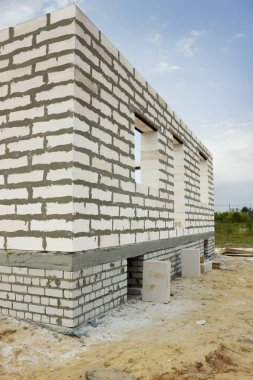 Satın alınan sitede köpük beton bloklardan ev inşaatı. 
