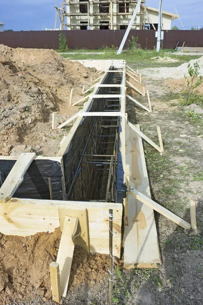 Construction of formwork for foundation of small country house — Stock Photo, Image