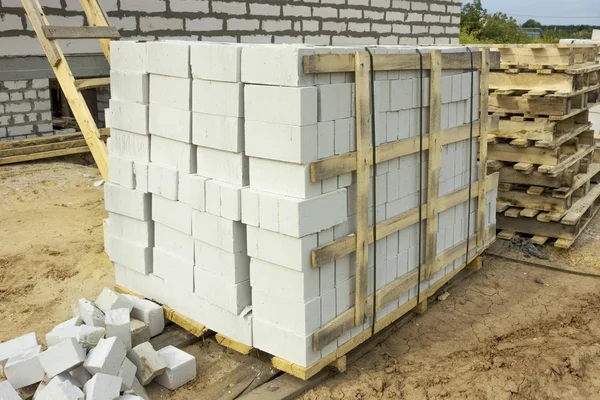 Packed aerated concrete blocks in construction site — Stock Photo, Image