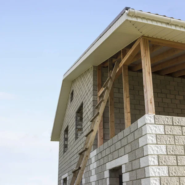 Petite maison sont fabriqués à partir de blocs de pierre. — Photo