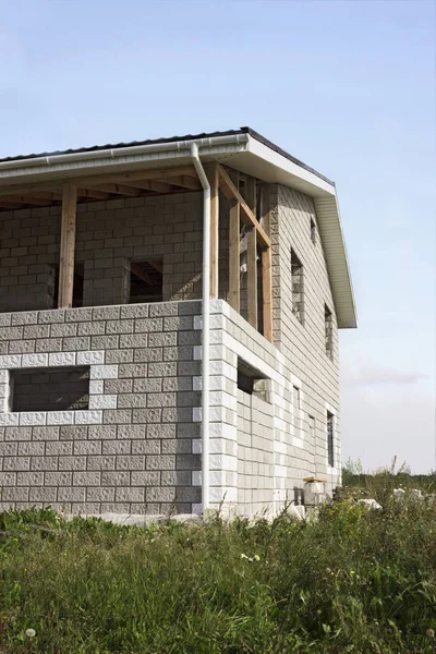Το νέο σπίτι είναι φτιαγμένο από πέτρινο μπλοκ. Στη συνέχεια, κάντε εξωτερική — Φωτογραφία Αρχείου