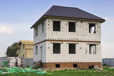 Ev temizbeton bloklar, çatı zaten yapılmış