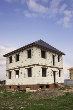 Temiz beton blokların yeni ev, çatı zaten yapılmış