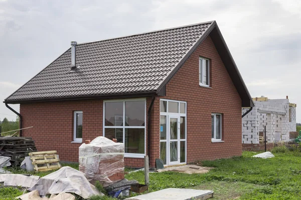Casa pequena é terminado com tijolos decorativos — Fotografia de Stock
