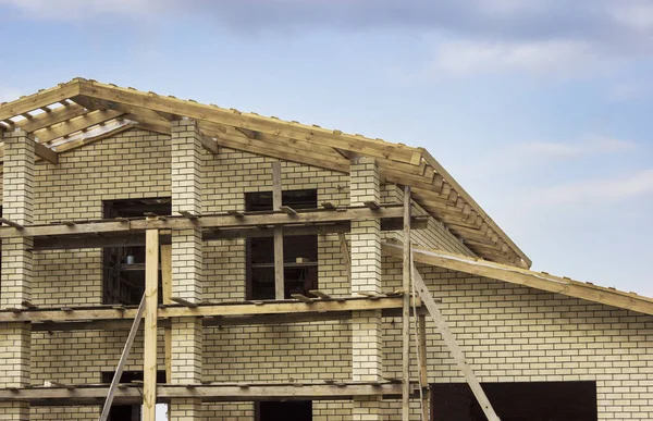 Fragment van een bakstenen huis met een houten dak — Stockfoto