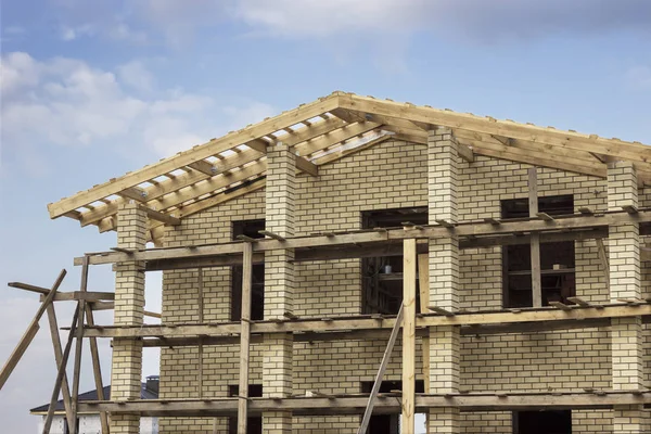 Dřevěná střecha na cihlový dům ve výstavbě — Stock fotografie