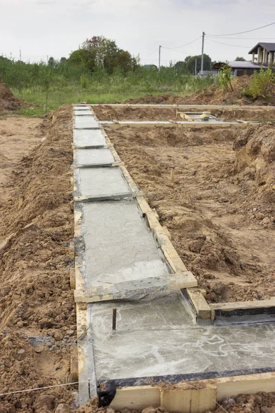 The formwork of the foundation of the future house is strengthen — Stock Photo, Image