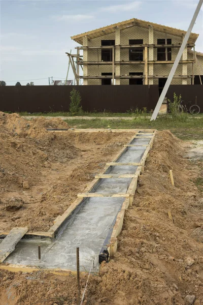 Formwork of the foundation of the future house is filled with co — Stock Photo, Image