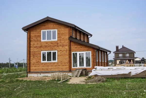 Een huis wordt gebouwd van een houten balk in een voorstedelijk gebied — Stockfoto