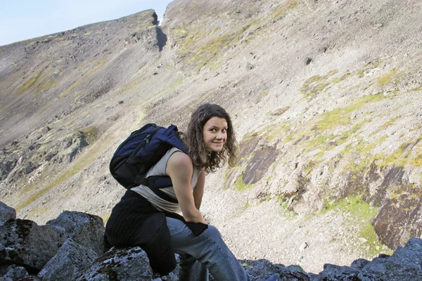 Khibiny山の中で山のパス上の観光の女の子 ロシア北部 — ストック写真