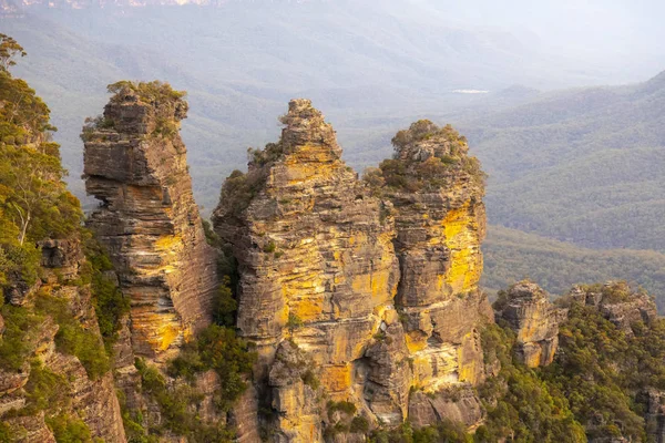 三姐妹蓝色山的看法在日落背景澳大利亚 — 图库照片