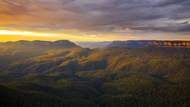 Avustralya Blue Mountains görünümünü günbatımı arka plan üzerinde