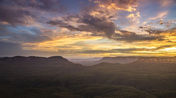 夕日を背景にオーストラリアにあるブルーマウンテン山脈の眺め — ストック写真