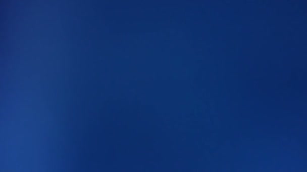 コピー スペースと空の青色の光背景 — ストック動画