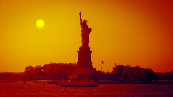 Δείτε Άγαλμα Της Ελευθερίας Φόντο Ηλιοβασίλεμα — Φωτογραφία Αρχείου