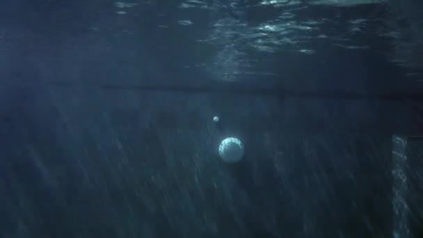 Mann Springt Unter Wasser Schwarzen Pool — Stockvideo