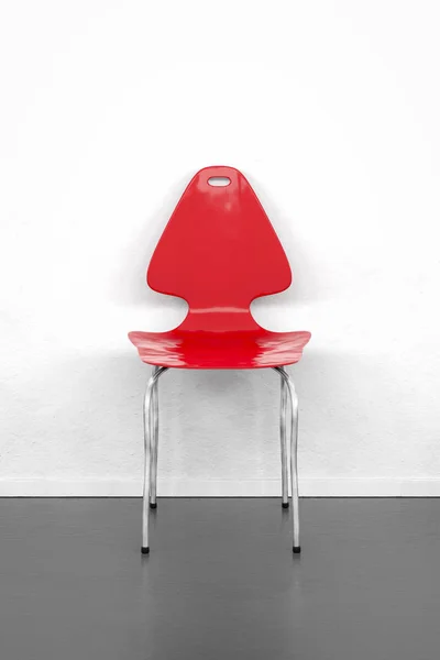 Cadeira Vermelha Vazia Contra Parede Branca — Fotografia de Stock
