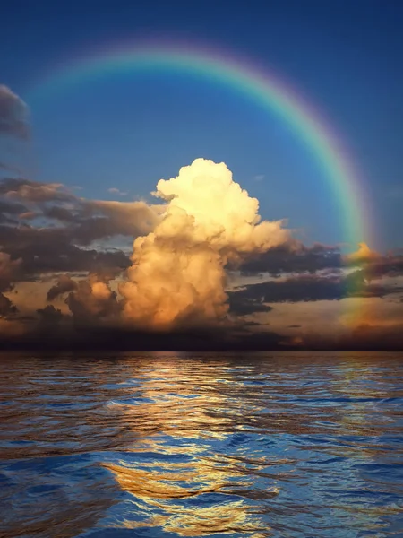 Bunter Regenbogen Über Dem Meer Und Weiße Wolke Auf Dem — Stockfoto